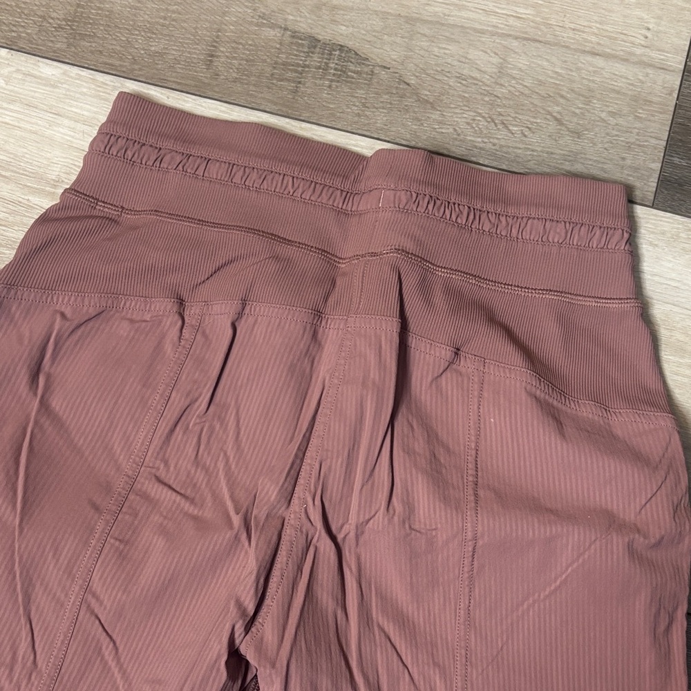 Lululemon Athletica Red Dust Dance Studio Crops Size 4 - Picture 11 of 11